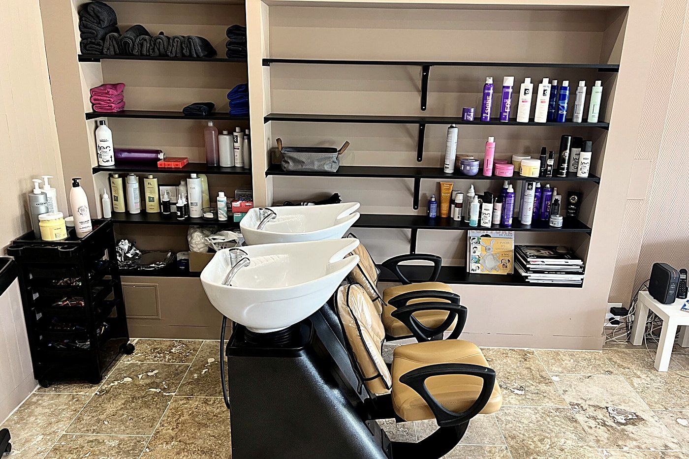 Les bacs à shampooing et le rayon des produits de soin