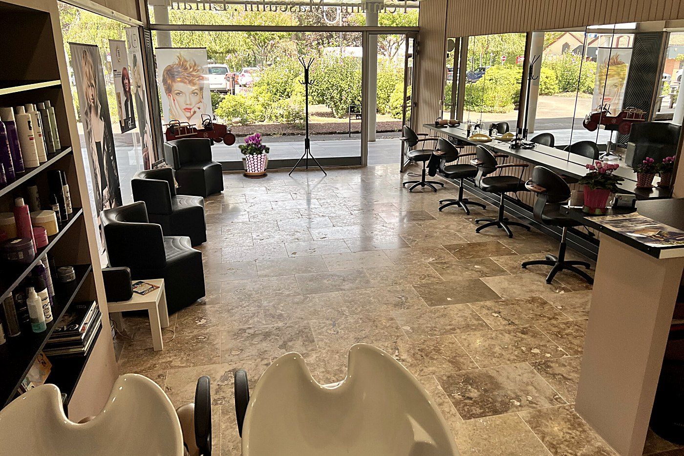 Vue générale du salon depuis les bacs